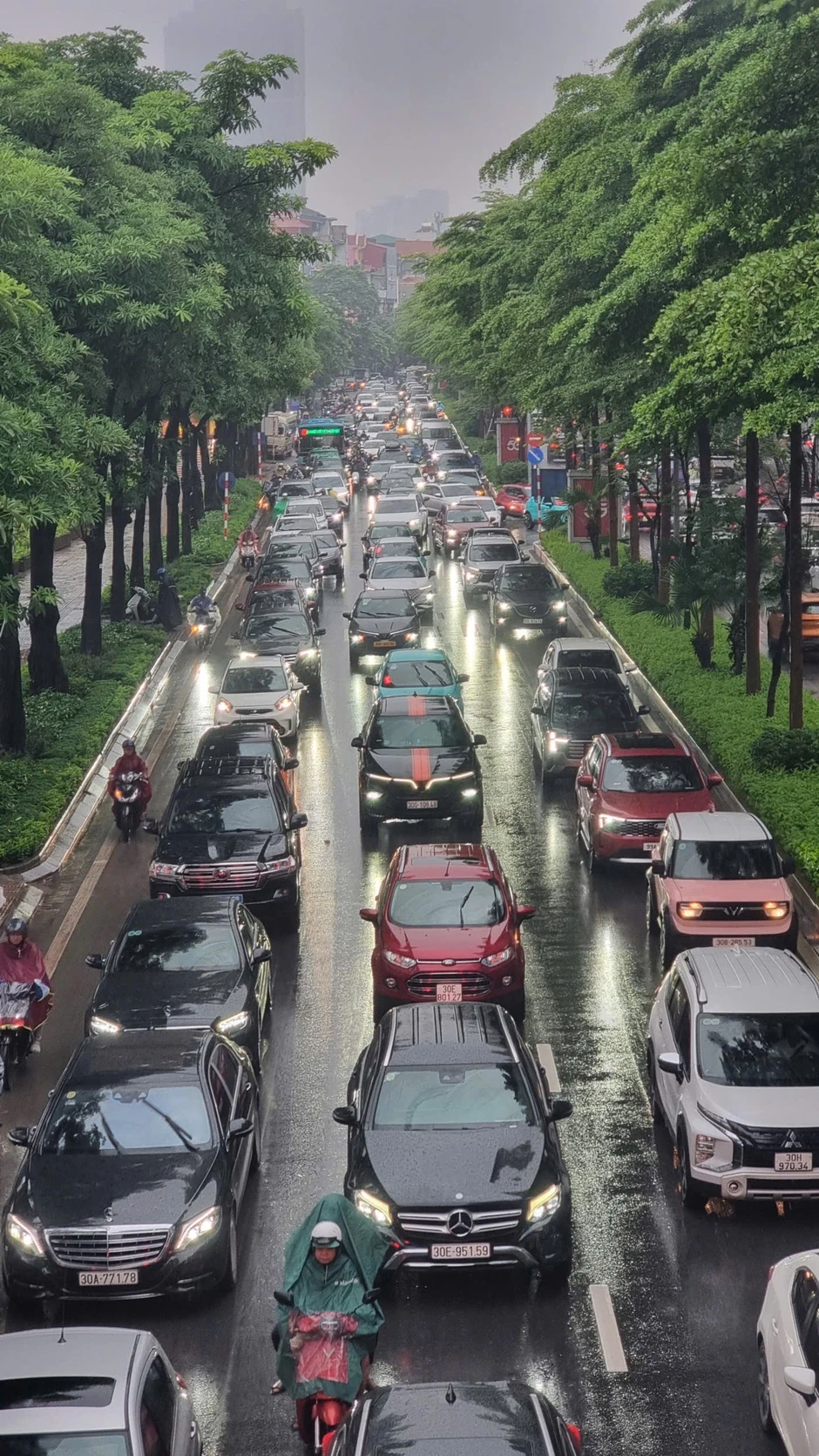 Hà Nội: Mưa lớn kéo dài, nhiều tuyến phố ngập, giao thông ùn ứ Hà Nội: Mưa lớn kéo dài, nhiều tuyến phố ngập, giao thông ùn ứ