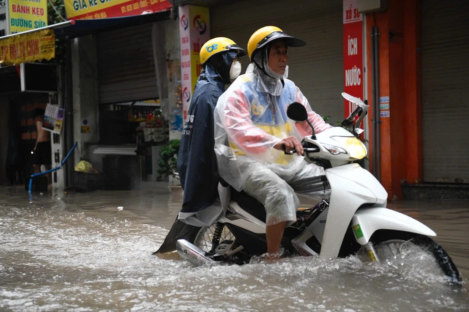 Hà Nội: Mưa lớn kéo dài, nhiều tuyến phố ngập, giao thông ùn ứ Hà Nội: Mưa lớn kéo dài, nhiều tuyến phố ngập, giao thông ùn ứ