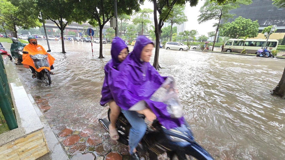 Hà Nội: Mưa lớn kéo dài, nhiều tuyến phố ngập, giao thông ùn ứ Hà Nội: Mưa lớn kéo dài, nhiều tuyến phố ngập, giao thông ùn ứ