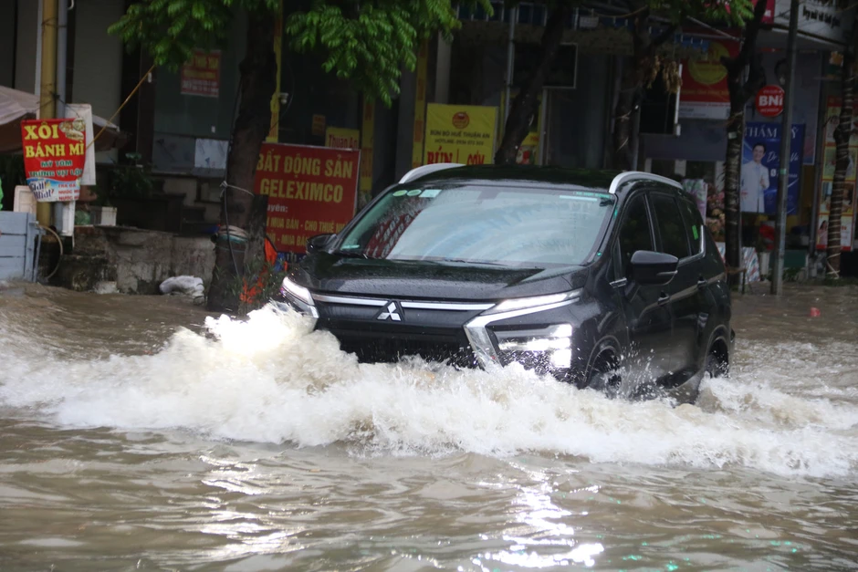 Hà Nội: Mưa lớn kéo dài, nhiều tuyến phố ngập, giao thông ùn ứ Hà Nội: Mưa lớn kéo dài, nhiều tuyến phố ngập, giao thông ùn ứ