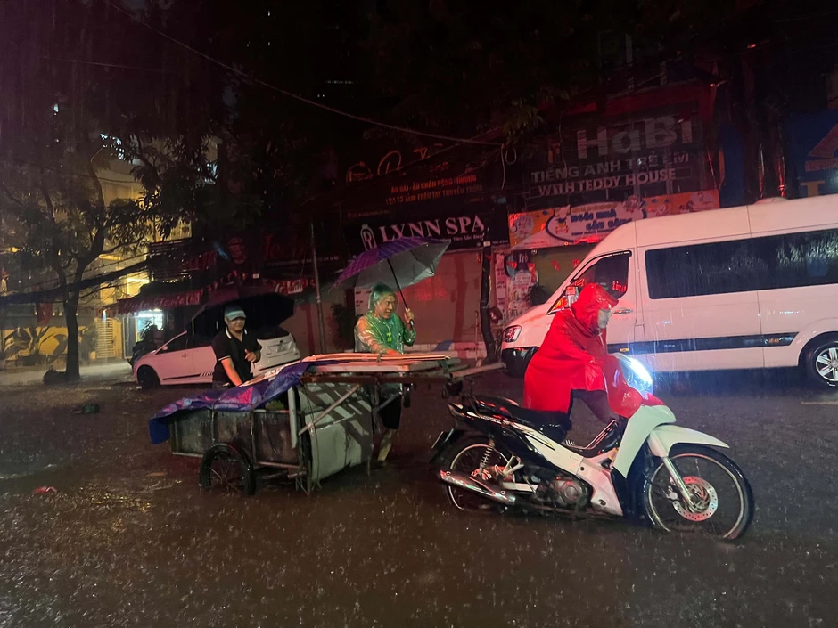 Hà Nội: Mưa lớn kéo dài, nhiều tuyến phố ngập, giao thông ùn ứ Hà Nội: Mưa lớn kéo dài, nhiều tuyến phố ngập, giao thông ùn ứ
