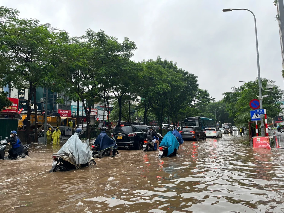 Hà Nội: Mưa lớn kéo dài, nhiều tuyến phố ngập, giao thông ùn ứ Hà Nội: Mưa lớn kéo dài, nhiều tuyến phố ngập, giao thông ùn ứ
