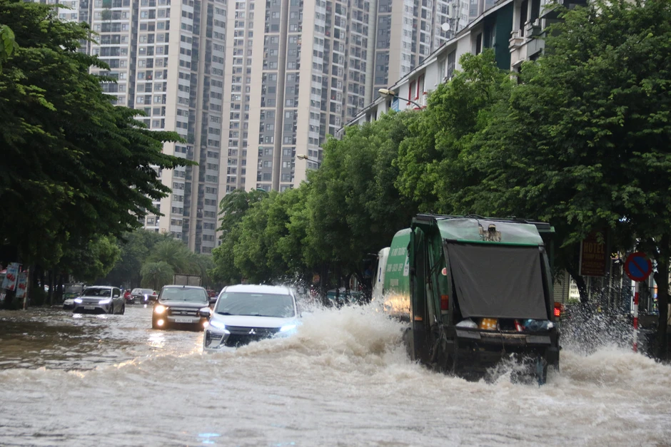 Hà Nội: Mưa lớn kéo dài, nhiều tuyến phố ngập, giao thông ùn ứ Hà Nội: Mưa lớn kéo dài, nhiều tuyến phố ngập, giao thông ùn ứ