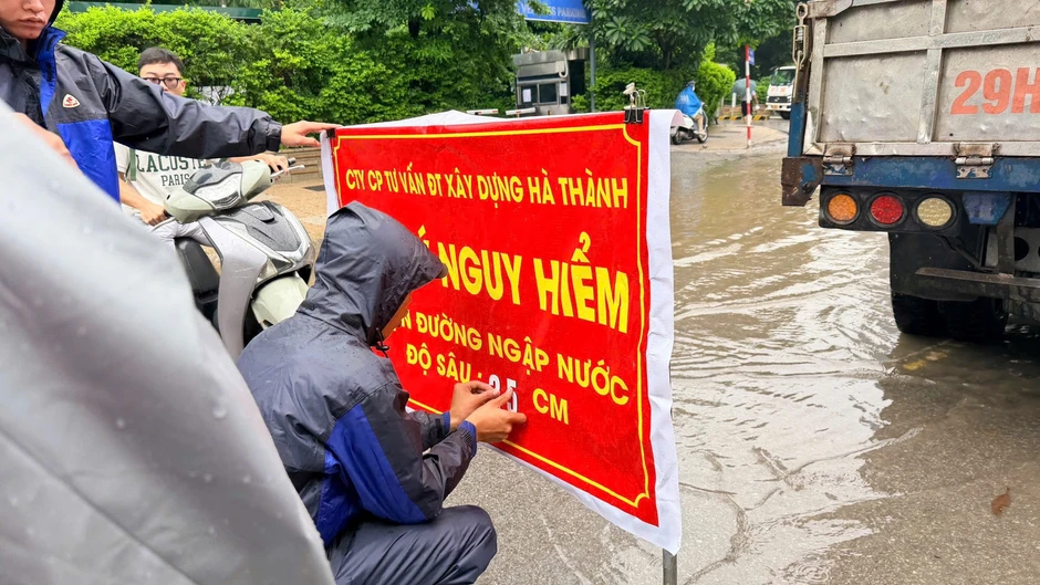Hà Nội: Mưa lớn kéo dài, nhiều tuyến phố ngập, giao thông ùn ứ Hà Nội: Mưa lớn kéo dài, nhiều tuyến phố ngập, giao thông ùn ứ