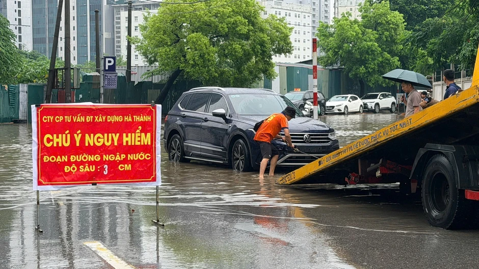 Hà Nội: Mưa lớn kéo dài, nhiều tuyến phố ngập, giao thông ùn ứ Hà Nội: Mưa lớn kéo dài, nhiều tuyến phố ngập, giao thông ùn ứ
