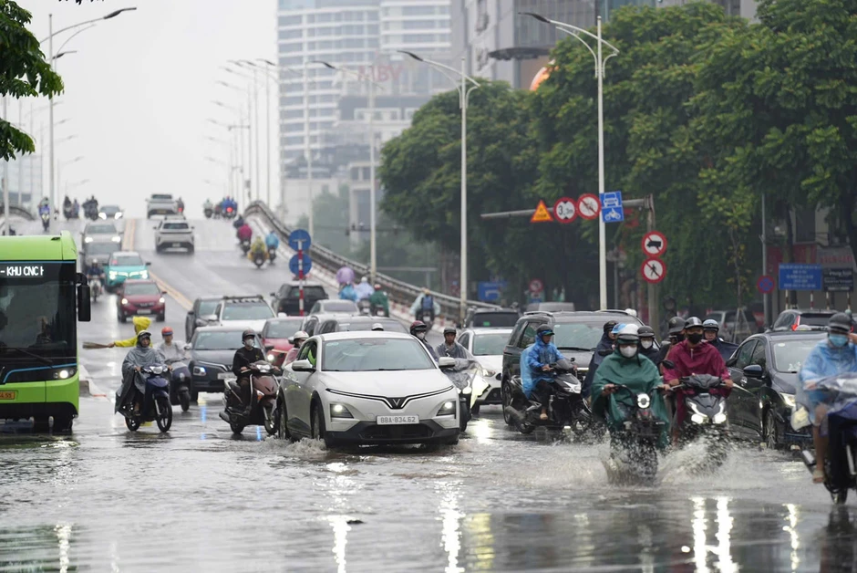 Hà Nội: Mưa lớn kéo dài, nhiều tuyến phố ngập, giao thông ùn ứ Hà Nội: Mưa lớn kéo dài, nhiều tuyến phố ngập, giao thông ùn ứ