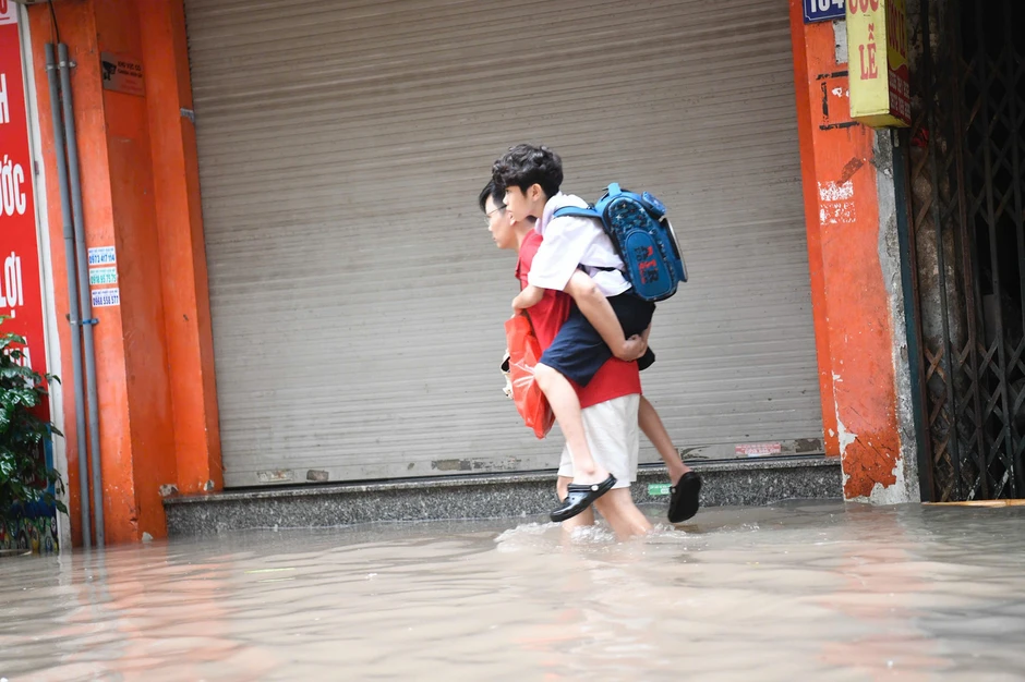 Hà Nội: Mưa lớn kéo dài, nhiều tuyến phố ngập, giao thông ùn ứ Hà Nội: Mưa lớn kéo dài, nhiều tuyến phố ngập, giao thông ùn ứ