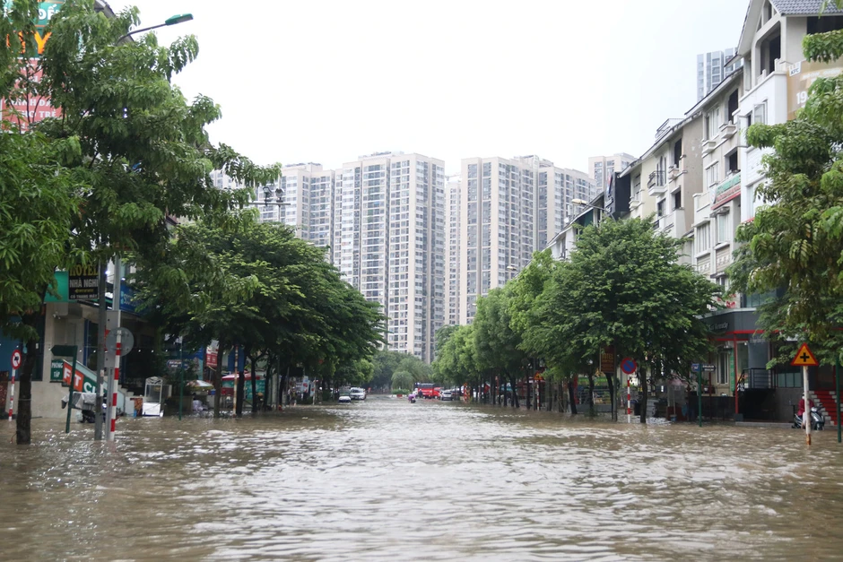 Hà Nội: Mưa lớn kéo dài, nhiều tuyến phố ngập, giao thông ùn ứ Hà Nội: Mưa lớn kéo dài, nhiều tuyến phố ngập, giao thông ùn ứ