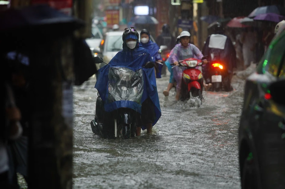 Hà Nội: Mưa lớn kéo dài, nhiều tuyến phố ngập, giao thông ùn ứ Hà Nội: Mưa lớn kéo dài, nhiều tuyến phố ngập, giao thông ùn ứ