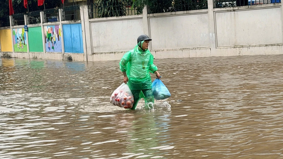 Hà Nội: Mưa lớn kéo dài, nhiều tuyến phố ngập, giao thông ùn ứ Hà Nội: Mưa lớn kéo dài, nhiều tuyến phố ngập, giao thông ùn ứ
