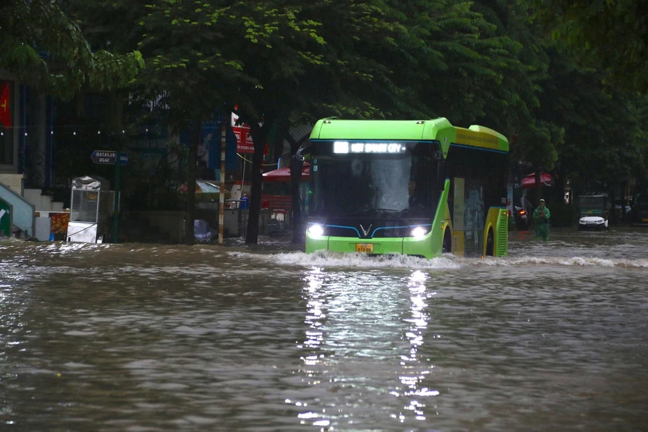 Hà Nội: Mưa lớn kéo dài, nhiều tuyến phố ngập, giao thông ùn ứ Hà Nội: Mưa lớn kéo dài, nhiều tuyến phố ngập, giao thông ùn ứ