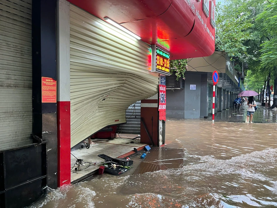 Hà Nội: Mưa lớn kéo dài, nhiều tuyến phố ngập, giao thông ùn ứ Hà Nội: Mưa lớn kéo dài, nhiều tuyến phố ngập, giao thông ùn ứ