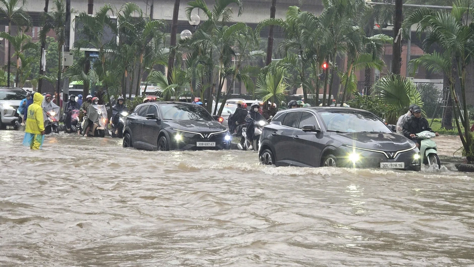 Hà Nội: Mưa lớn kéo dài, nhiều tuyến phố ngập, giao thông ùn ứ Hà Nội: Mưa lớn kéo dài, nhiều tuyến phố ngập, giao thông ùn ứ
