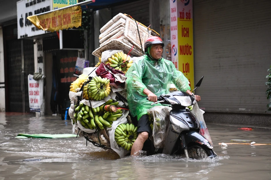 Hà Nội: Mưa lớn kéo dài, nhiều tuyến phố ngập, giao thông ùn ứ Hà Nội: Mưa lớn kéo dài, nhiều tuyến phố ngập, giao thông ùn ứ