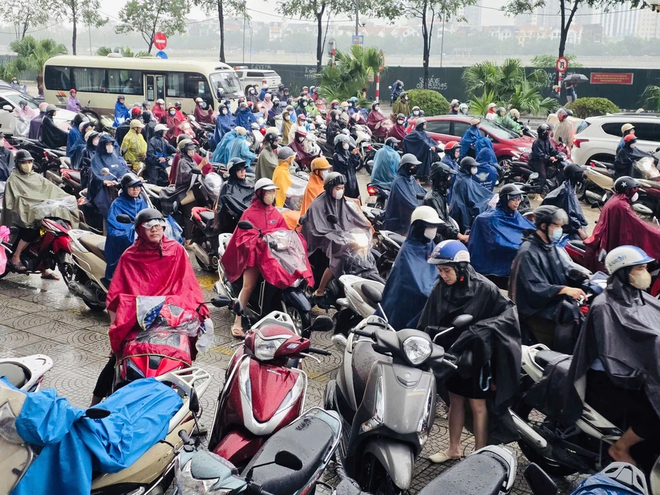Hà Nội: Mưa lớn kéo dài, nhiều tuyến phố ngập, giao thông ùn ứ Hà Nội: Mưa lớn kéo dài, nhiều tuyến phố ngập, giao thông ùn ứ