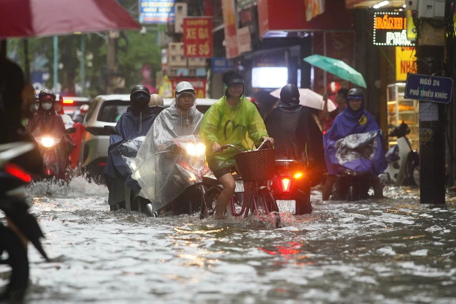 Hà Nội: Mưa lớn kéo dài, nhiều tuyến phố ngập, giao thông ùn ứ Hà Nội: Mưa lớn kéo dài, nhiều tuyến phố ngập, giao thông ùn ứ