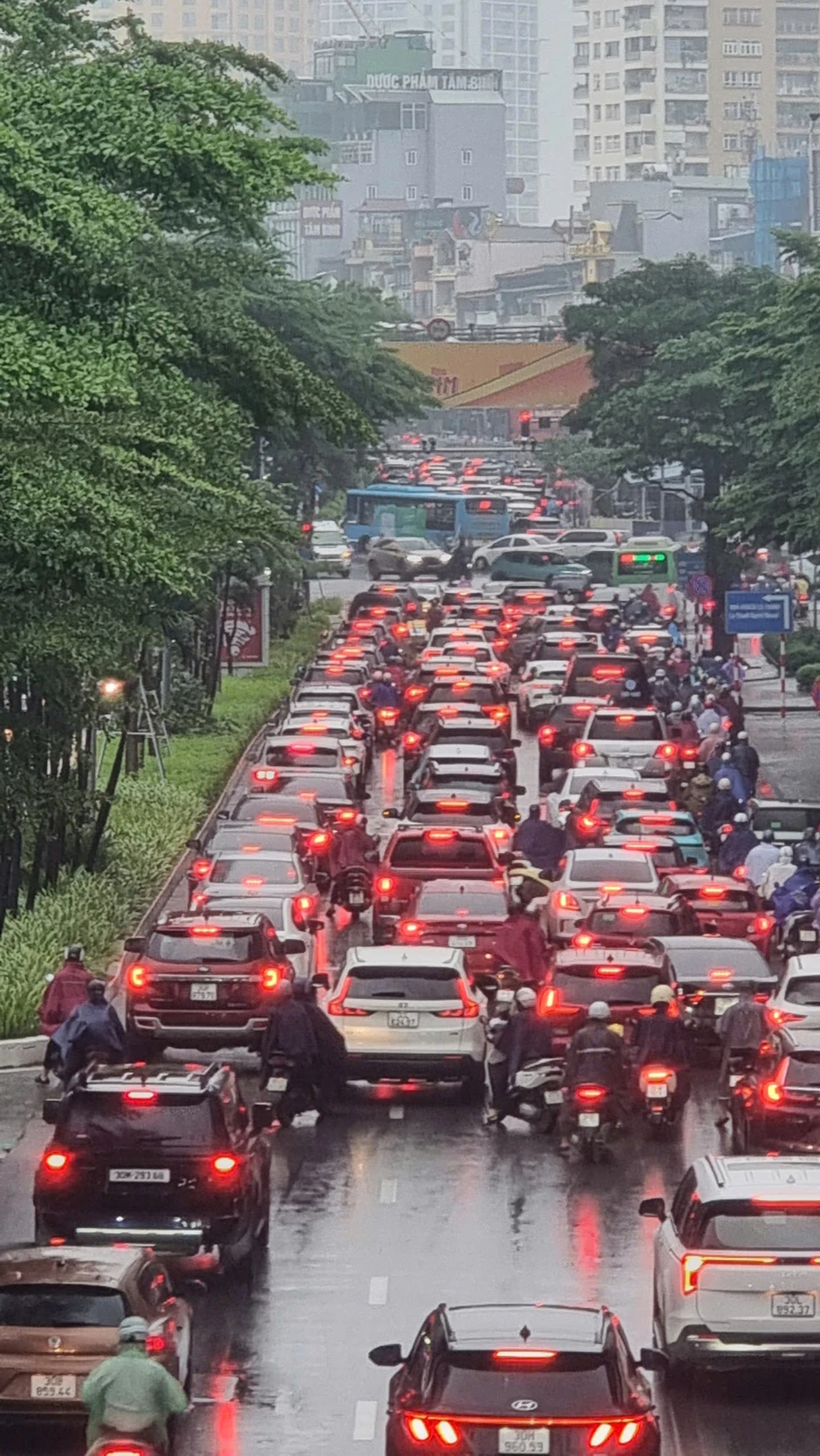 Hà Nội: Mưa lớn kéo dài, nhiều tuyến phố ngập, giao thông ùn ứ Hà Nội: Mưa lớn kéo dài, nhiều tuyến phố ngập, giao thông ùn ứ