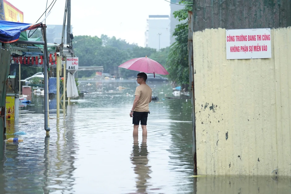 Hà Nội: Mưa lớn kéo dài, nhiều tuyến phố ngập, giao thông ùn ứ Hà Nội: Mưa lớn kéo dài, nhiều tuyến phố ngập, giao thông ùn ứ