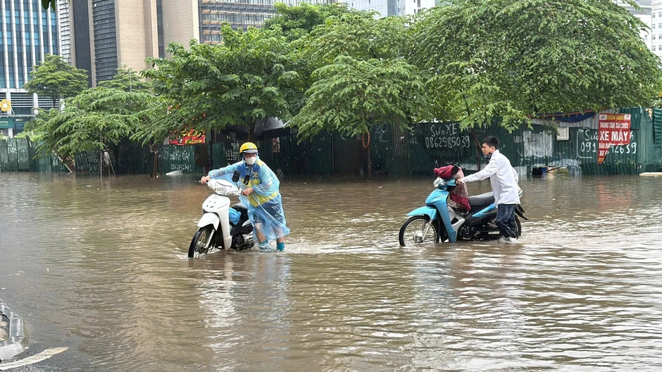 Hà Nội: Mưa lớn kéo dài, nhiều tuyến phố ngập, giao thông ùn ứ Hà Nội: Mưa lớn kéo dài, nhiều tuyến phố ngập, giao thông ùn ứ