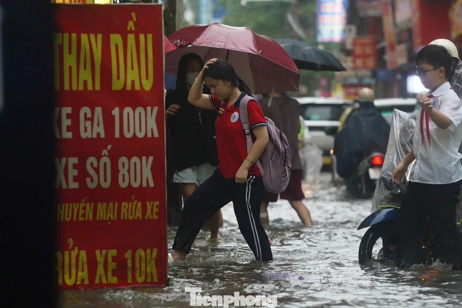 Hà Nội: Mưa lớn kéo dài, nhiều tuyến phố ngập, giao thông ùn ứ Hà Nội: Mưa lớn kéo dài, nhiều tuyến phố ngập, giao thông ùn ứ