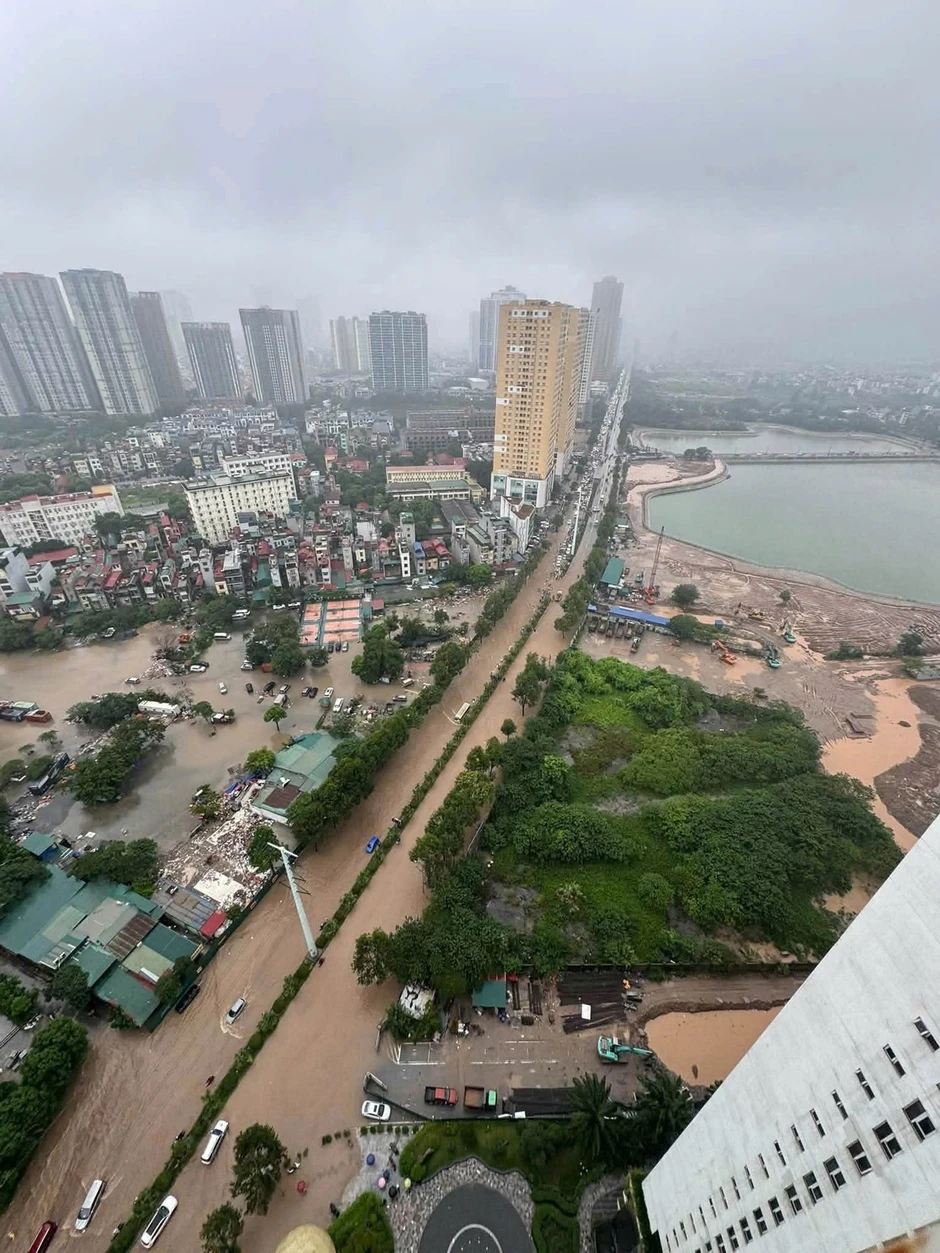Hà Nội: Mưa lớn kéo dài, nhiều tuyến phố ngập, giao thông ùn ứ Hà Nội: Mưa lớn kéo dài, nhiều tuyến phố ngập, giao thông ùn ứ