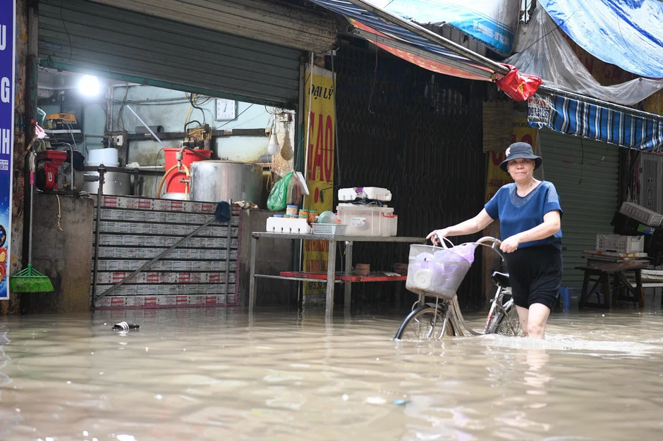 Hà Nội: Mưa lớn kéo dài, nhiều tuyến phố ngập, giao thông ùn ứ Hà Nội: Mưa lớn kéo dài, nhiều tuyến phố ngập, giao thông ùn ứ