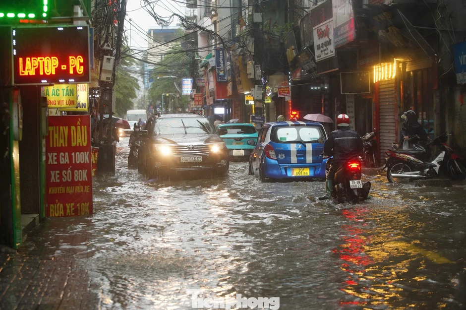 Hà Nội: Mưa lớn kéo dài, nhiều tuyến phố ngập, giao thông ùn ứ Hà Nội: Mưa lớn kéo dài, nhiều tuyến phố ngập, giao thông ùn ứ