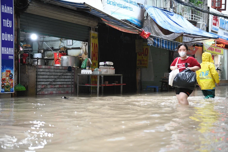 Hà Nội: Mưa lớn kéo dài, nhiều tuyến phố ngập, giao thông ùn ứ Hà Nội: Mưa lớn kéo dài, nhiều tuyến phố ngập, giao thông ùn ứ