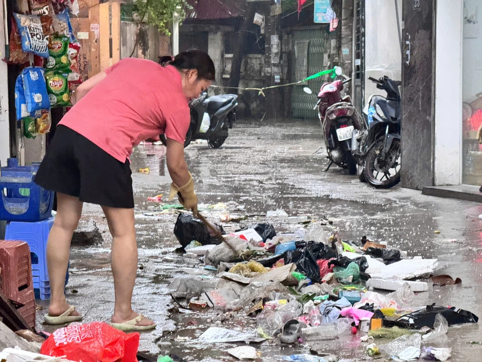 Hà Nội: Mưa lớn kéo dài, nhiều tuyến phố ngập, giao thông ùn ứ Hà Nội: Mưa lớn kéo dài, nhiều tuyến phố ngập, giao thông ùn ứ