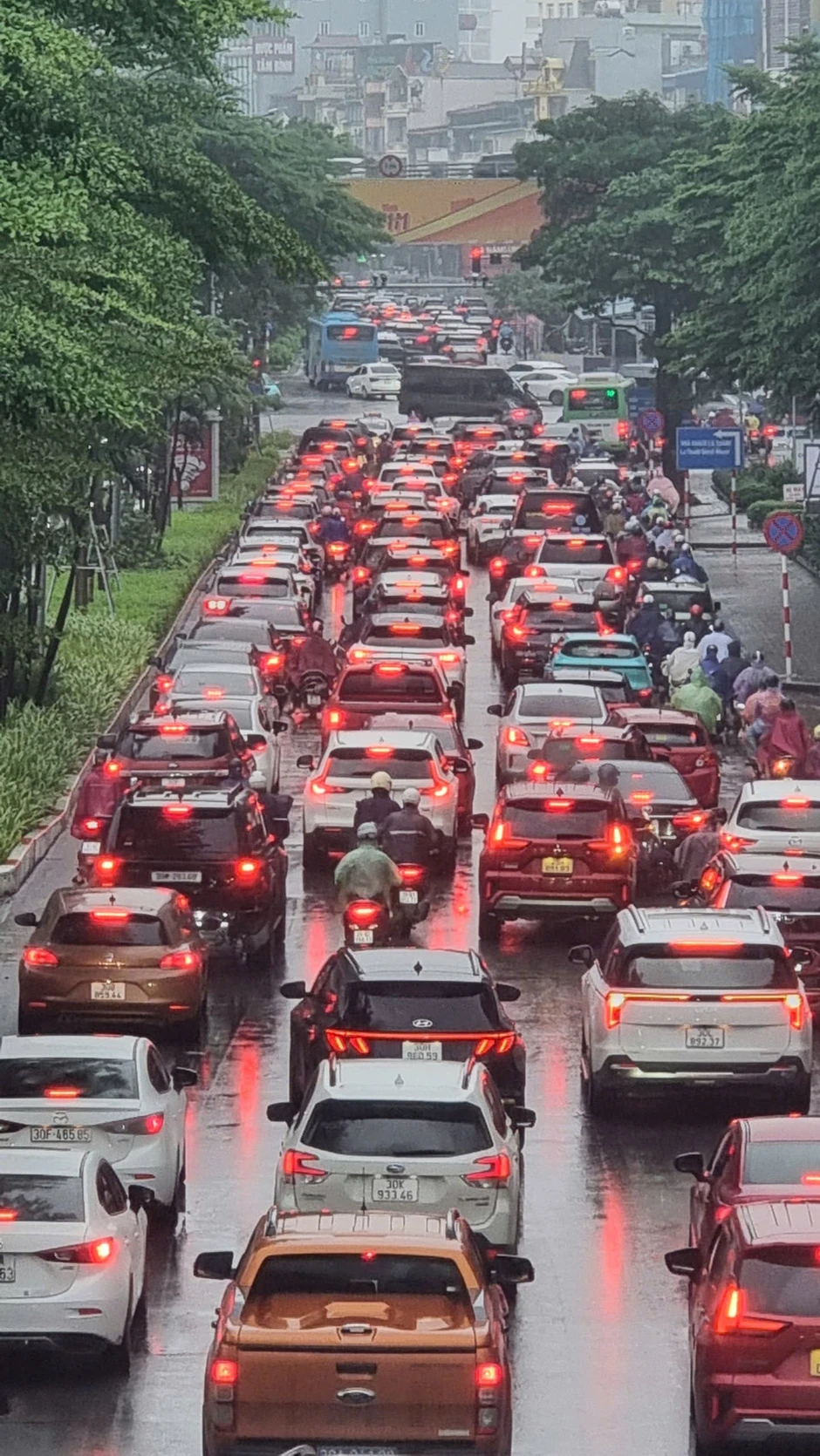Hà Nội: Mưa lớn kéo dài, nhiều tuyến phố ngập, giao thông ùn ứ Hà Nội: Mưa lớn kéo dài, nhiều tuyến phố ngập, giao thông ùn ứ