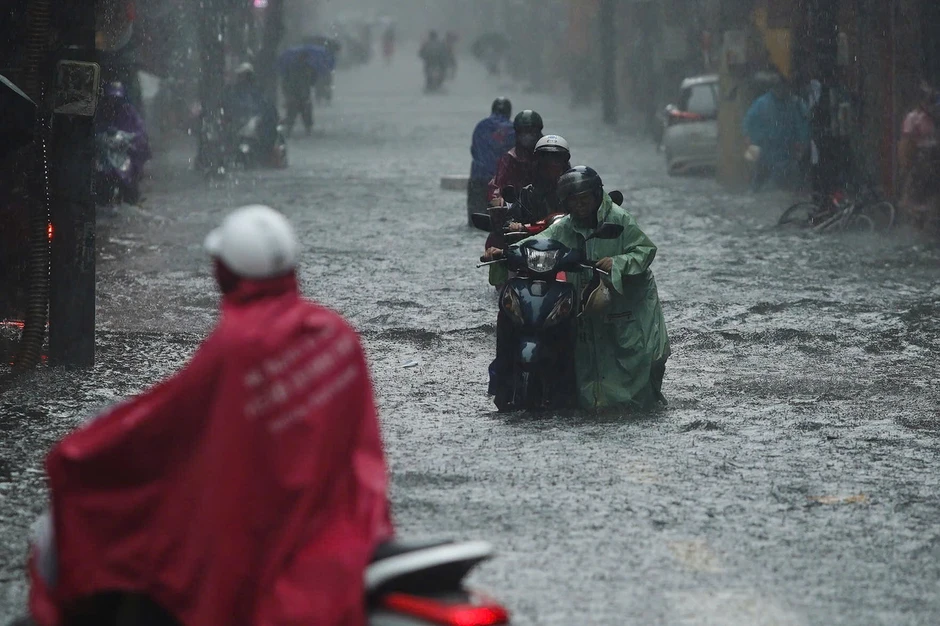 Hà Nội: Mưa lớn kéo dài, nhiều tuyến phố ngập, giao thông ùn ứ Hà Nội: Mưa lớn kéo dài, nhiều tuyến phố ngập, giao thông ùn ứ