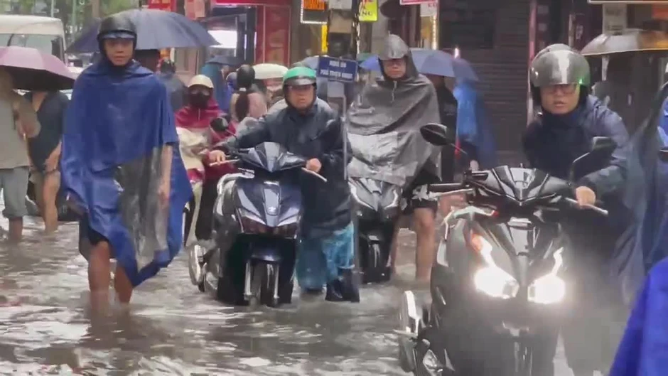 Hà Nội: Mưa lớn kéo dài, nhiều tuyến phố ngập, giao thông ùn ứ Hà Nội: Mưa lớn kéo dài, nhiều tuyến phố ngập, giao thông ùn ứ