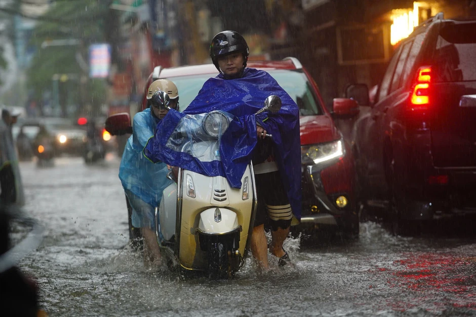 Hà Nội: Mưa lớn kéo dài, nhiều tuyến phố ngập, giao thông ùn ứ Hà Nội: Mưa lớn kéo dài, nhiều tuyến phố ngập, giao thông ùn ứ