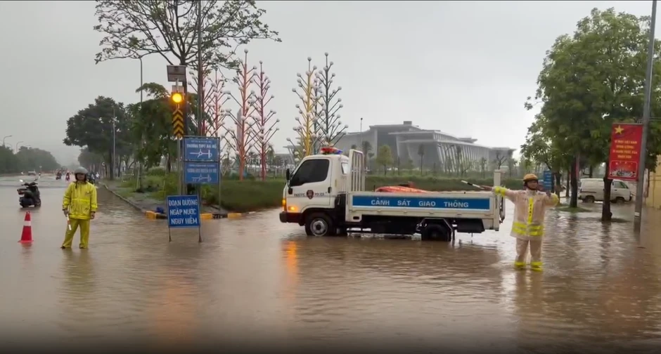 Hà Nội: Mưa lớn kéo dài, nhiều tuyến phố ngập, giao thông ùn ứ Hà Nội: Mưa lớn kéo dài, nhiều tuyến phố ngập, giao thông ùn ứ