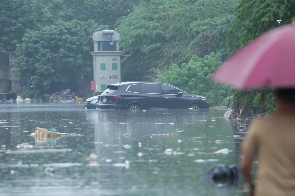 Hà Nội: Mưa lớn kéo dài, nhiều tuyến phố ngập, giao thông ùn ứ Hà Nội: Mưa lớn kéo dài, nhiều tuyến phố ngập, giao thông ùn ứ