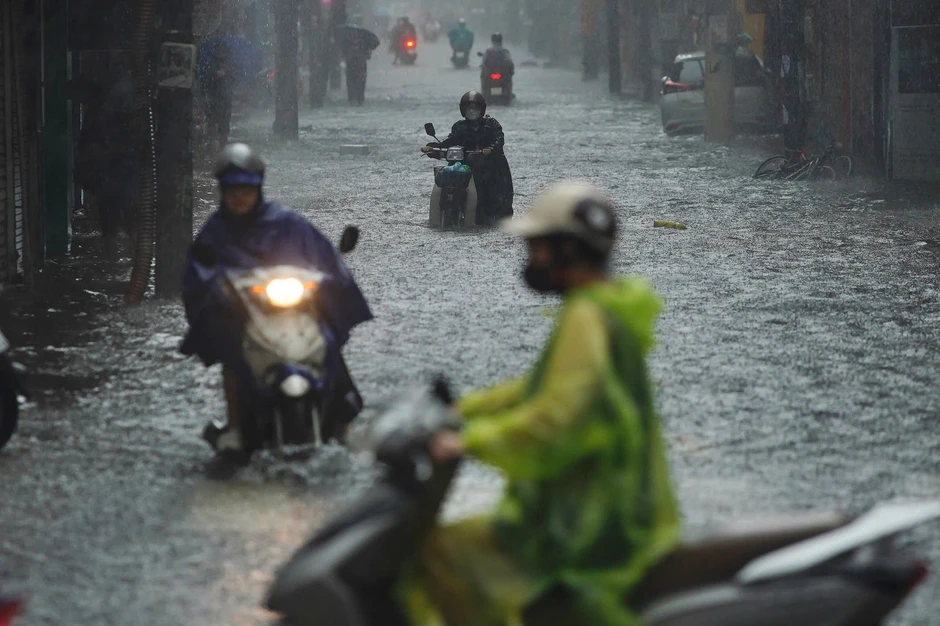 Hà Nội: Mưa lớn kéo dài, nhiều tuyến phố ngập, giao thông ùn ứ Hà Nội: Mưa lớn kéo dài, nhiều tuyến phố ngập, giao thông ùn ứ