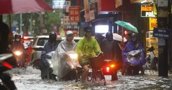 Hà Nội: Mưa lớn kéo dài, nhiều tuyến phố ngập, giao thông ùn ứ