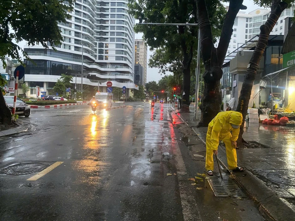 Hà Nội: Mưa trên diện rộng gây úng ngập, nước rút nhanh Hà Nội: Mưa trên diện rộng gây úng ngập, nước rút nhanh
