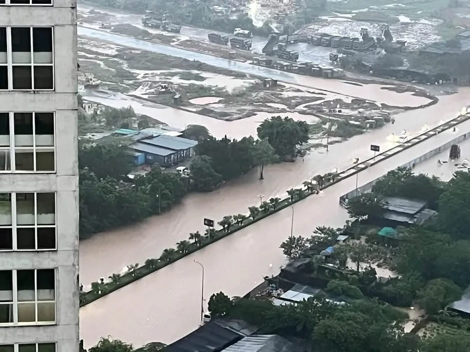 Hà Nội ngập cục bộ sau mưa lớn, giao thông ùn ứ giờ cao điểm Hà Nội ngập cục bộ sau mưa lớn, giao thông ùn ứ giờ cao điểm