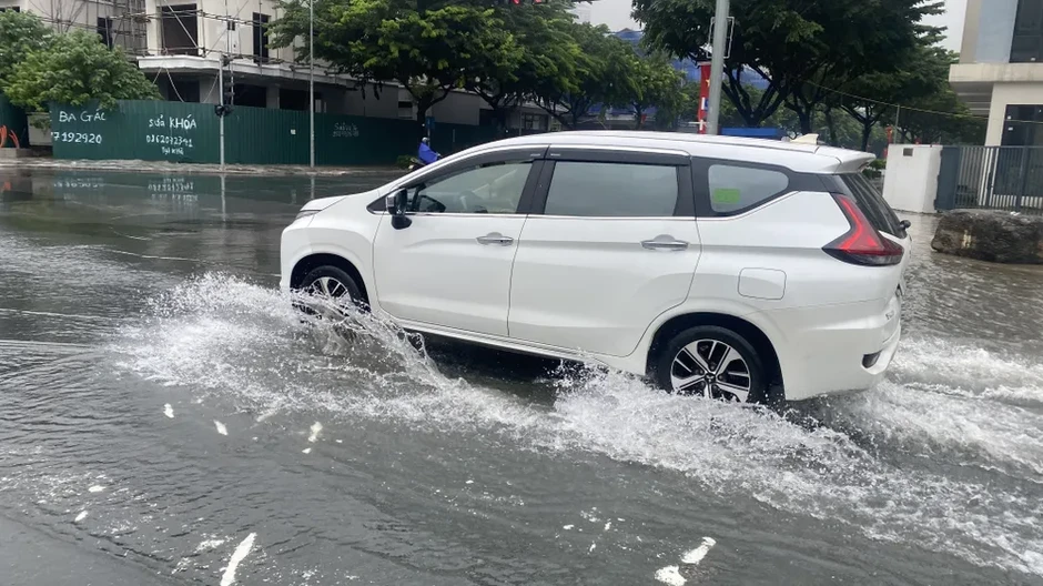 Hà Nội ngập cục bộ sau mưa lớn, giao thông ùn ứ giờ cao điểm Hà Nội ngập cục bộ sau mưa lớn, giao thông ùn ứ giờ cao điểm