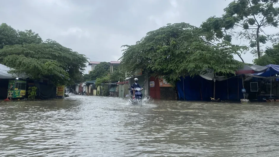 Hà Nội ngập cục bộ sau mưa lớn, giao thông ùn ứ giờ cao điểm Hà Nội ngập cục bộ sau mưa lớn, giao thông ùn ứ giờ cao điểm