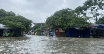 Hà Nội ngập cục bộ sau mưa lớn, giao thông ùn ứ giờ cao điểm