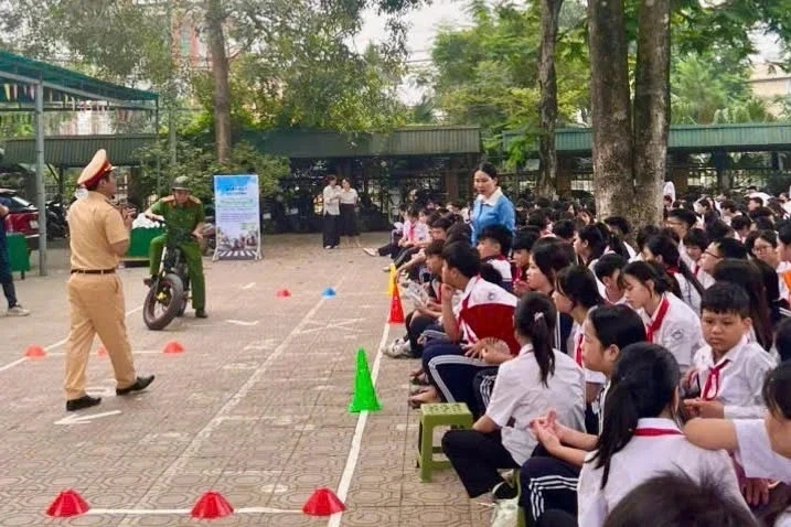 Hà Nội: Nhiều tiết học đầu tuần được lựa chọn là “tiết học an toàn giao thông” Hà Nội: Nhiều tiết học đầu tuần được lựa chọn là “tiết học an toàn giao thông”
