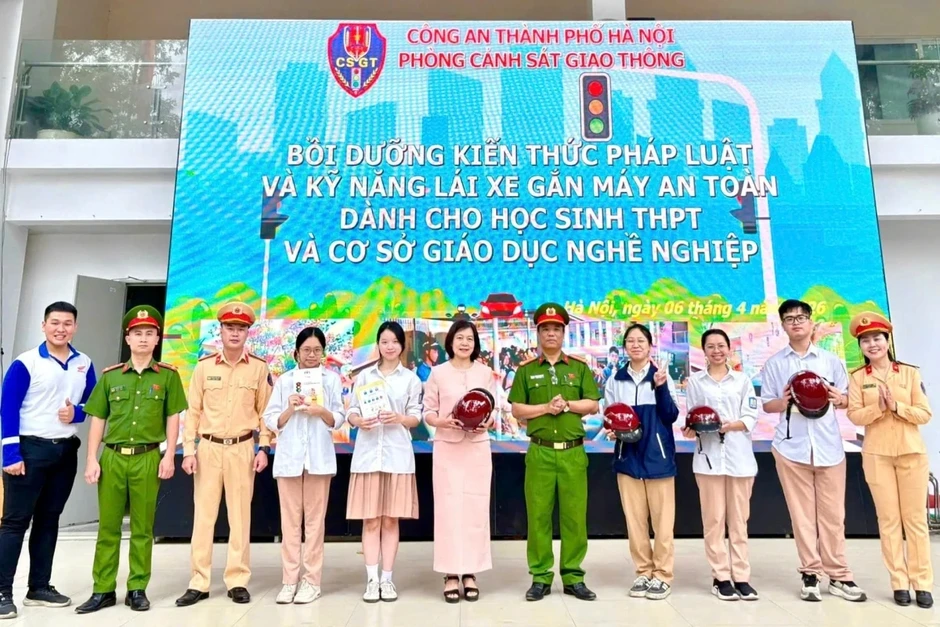 Hà Nội: Nhiều tiết học đầu tuần được lựa chọn là “tiết học an toàn giao thông” Hà Nội: Nhiều tiết học đầu tuần được lựa chọn là “tiết học an toàn giao thông”