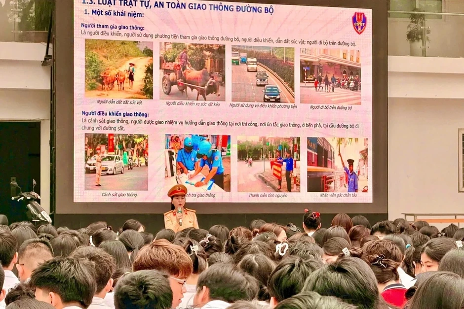 Hà Nội: Nhiều tiết học đầu tuần được lựa chọn là “tiết học an toàn giao thông” Hà Nội: Nhiều tiết học đầu tuần được lựa chọn là “tiết học an toàn giao thông”