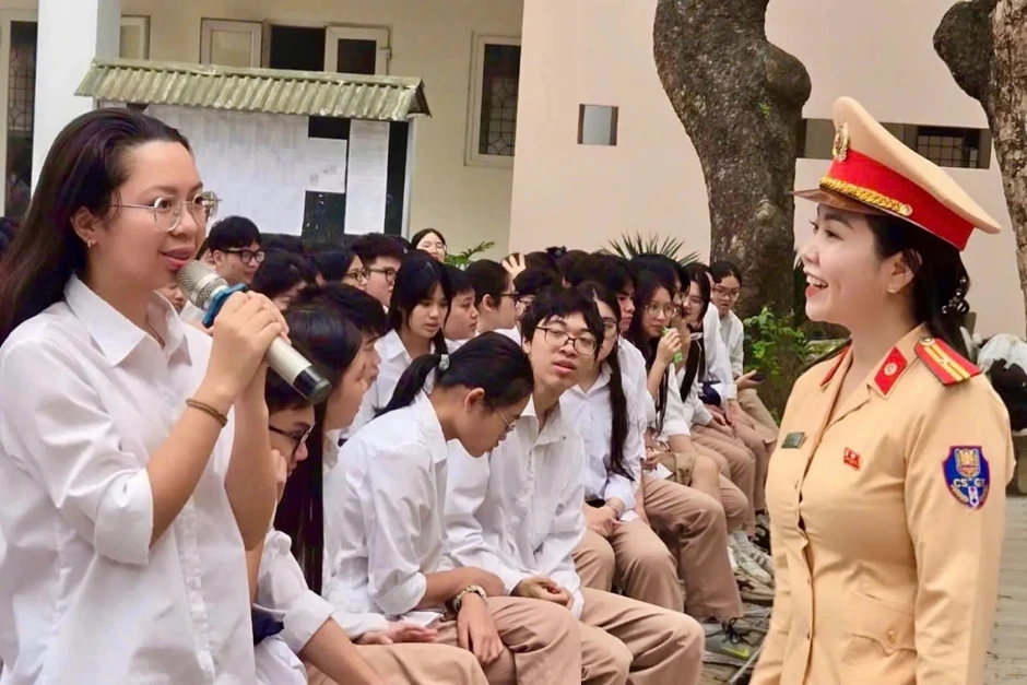 Hà Nội: Nhiều tiết học đầu tuần được lựa chọn là “tiết học an toàn giao thông” Hà Nội: Nhiều tiết học đầu tuần được lựa chọn là “tiết học an toàn giao thông”