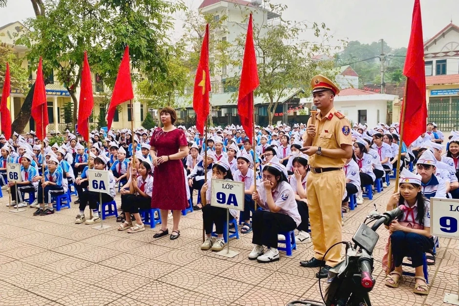 Hà Nội: Nhiều tiết học đầu tuần được lựa chọn là “tiết học an toàn giao thông” Hà Nội: Nhiều tiết học đầu tuần được lựa chọn là “tiết học an toàn giao thông”