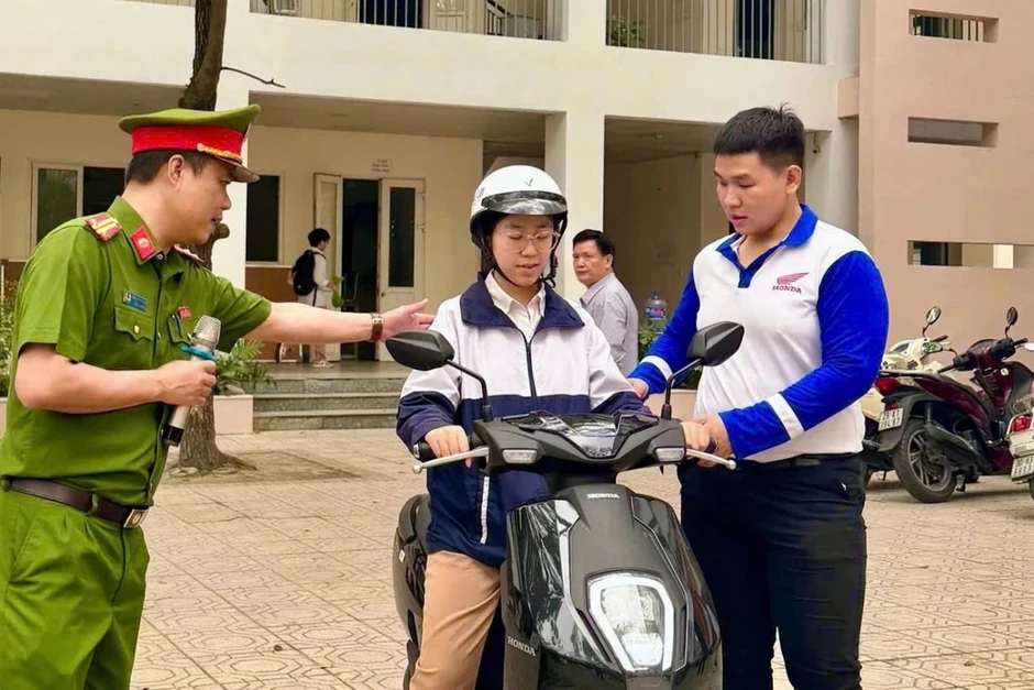 Hà Nội: Nhiều tiết học đầu tuần được lựa chọn là “tiết học an toàn giao thông” Hà Nội: Nhiều tiết học đầu tuần được lựa chọn là “tiết học an toàn giao thông”