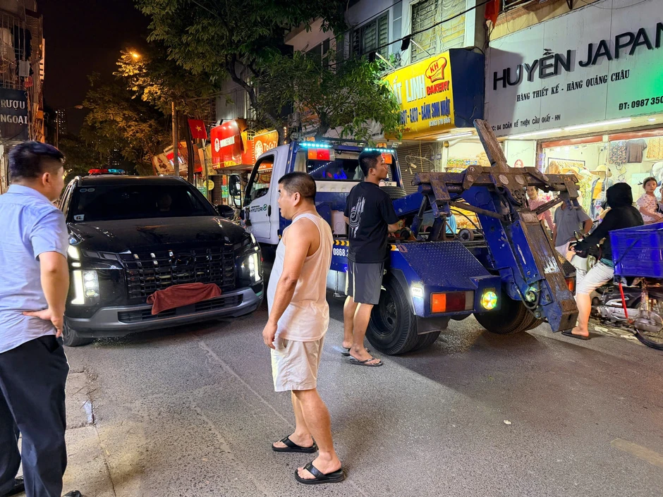 Hà Nội: Nữ tài xế ô tô gây tai nạn liên hoàn trên phố Doãn Kế Thiện Hà Nội: Nữ tài xế ô tô gây tai nạn liên hoàn trên phố Doãn Kế Thiện