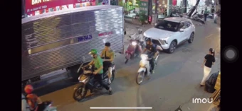 Hà Nội: Nữ tài xế ô tô gây tai nạn liên hoàn trên phố Doãn Kế Thiện